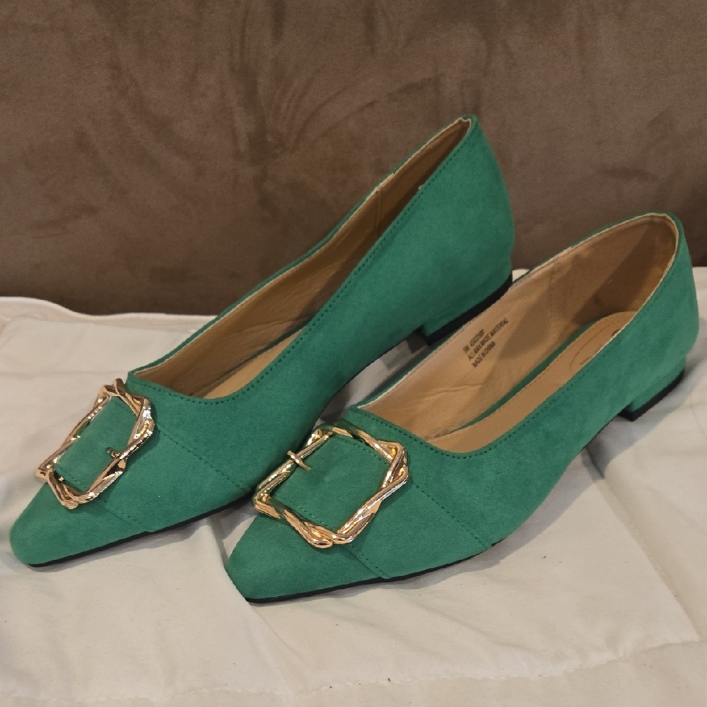 Elegant Green Women's Flats with Gold Accent